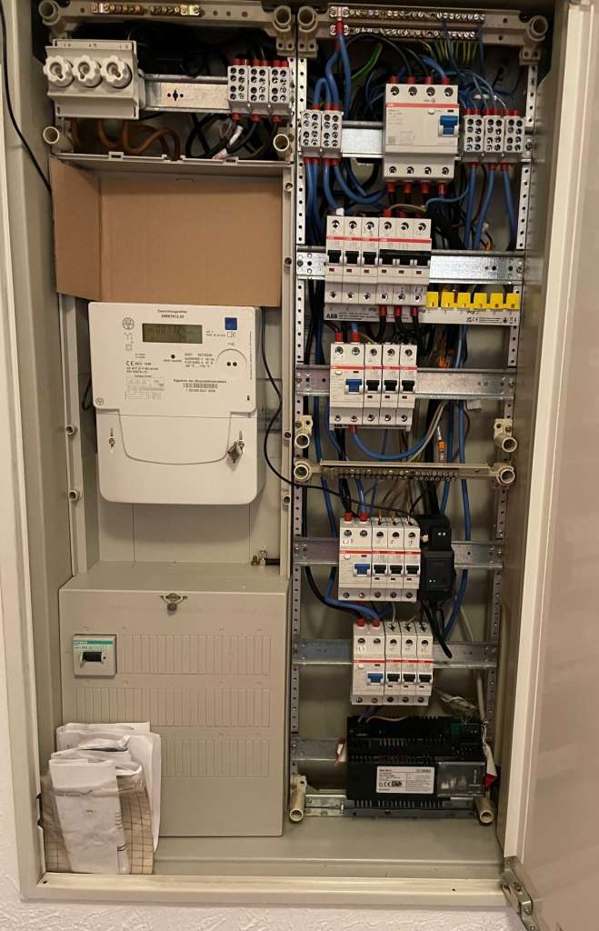 BAU.DE / BAU-Forum: 1. Bild zu Antwort "Smartmeter-Verkabelung: L1, L2, L3, N &ndash; korrekte Zuordnung!" auf die Frage "Mehrere FI-Schutzschalter im PEN-System installieren: Korrekte Absicherung von L1, L2, L3?" im BAU-Forum "Installation: Elektro, Gas, Wasser, Fernw&auml;rme etc."