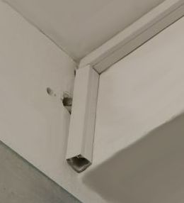 BAU-Forumsbeitrag: Unsaubere Elektroinstallation: Kabelkanal auf Putz - Wie beheben?