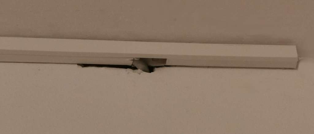 BAU-Forumsbeitrag: Unsaubere Elektroinstallation: Kabelkanal auf Putz - Wie beheben?