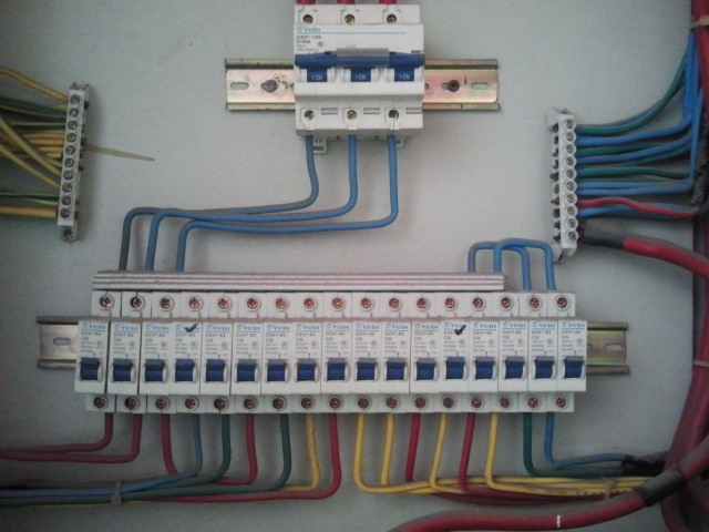 BAU.DE / BAU-Forum: 1. Bild zu Frage "Hauptsicherung berechnen: Klimaanlagen im Neubau &ndash; Welche Ampere-Zahl ist optimal?" im BAU-Forum "Melde- und Sicherheitstechnik, Haussteuerung"