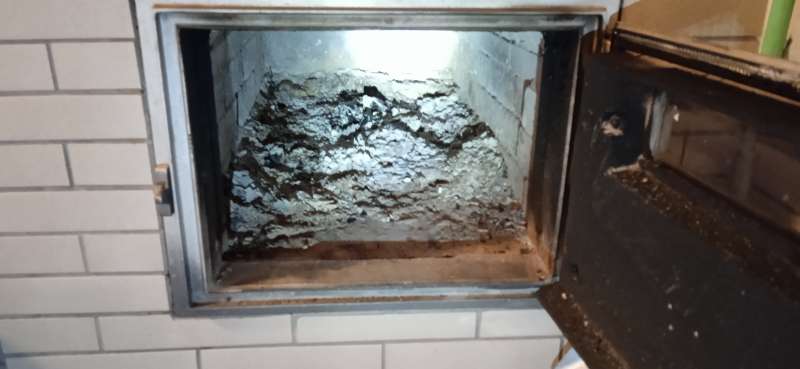 BAU.DE / BAU-Forum: 2. Bild zu Antwort "Kachelofen Geruch: Ätzender Geruch nach verbranntem Wachs" auf die Frage "Kachelofen stinkt: Ursachen für Geruch, Sanierungskosten & Alternativen zum Abriss?" im BAU-Forum "Kamin und Kachelofen" BAU.DE / BAU-Forum: 2. Bild zu Antwort "Kachelofen Geruch: Ätzender Geruch nach verbranntem Wachs" auf die Frage "Kachelofen stinkt: Ursachen für Geruch, Sanierungskosten & Alternativen zum Abriss?" im BAU-Forum "Kamin und Kachelofen"