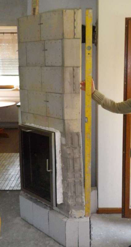 BAU.DE / BAU-Forum: 1. Bild zu Antwort "Detailaufnahmen: Schiefstellung des Kachelofen-Kerns sichtbar" auf die Frage "Kachelofen Kern schief: Toleranzen, Abst&auml;nde & Reklamation &ndash; Was ist normal?" im BAU-Forum "Kamin und Kachelofen"