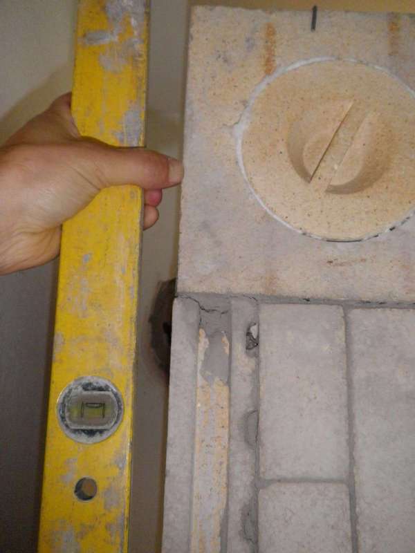 BAU.DE / BAU-Forum: 2. Bild zu Antwort "Detailaufnahmen: Schiefstellung des Kachelofen-Kerns sichtbar" auf die Frage "Kachelofen Kern schief: Toleranzen, Abst&auml;nde & Reklamation &ndash; Was ist normal?" im BAU-Forum "Kamin und Kachelofen"