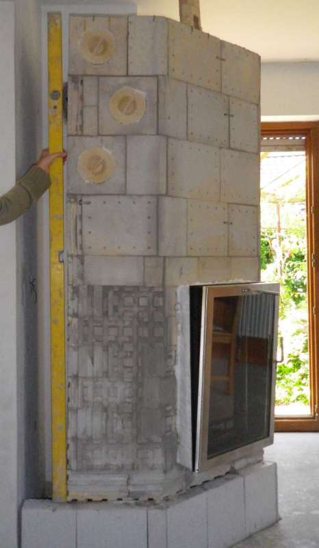 BAU.DE / BAU-Forum: 3. Bild zu Antwort "Detailaufnahmen: Schiefstellung des Kachelofen-Kerns sichtbar" auf die Frage "Kachelofen Kern schief: Toleranzen, Abst&auml;nde & Reklamation &ndash; Was ist normal?" im BAU-Forum "Kamin und Kachelofen"