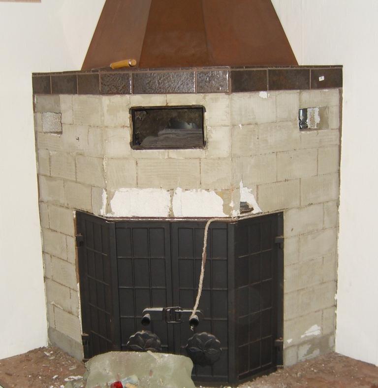 BAU.DE / BAU-Forum: 1. Bild zu Frage "Kachelofen verputzen: Grundierung vor Verputzen n&ouml;tig? Ursachen f&uuml;r Risse & lose Fliesen?" im BAU-Forum "Kamin und Kachelofen"