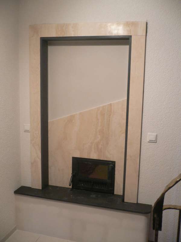 BAU.DE / BAU-Forum: 1. Bild zu Antwort "Grundofen mit Naturstein -Abdeckung" auf die Frage "Bruchmarmor auf Grundofen befestigen: H&auml;lt das? Putz ausbessern & sicher verkleben?" im BAU-Forum "Kamin und Kachelofen"