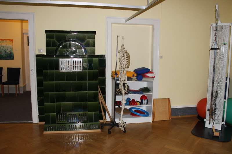 BAU.DE / BAU-Forum: 1. Bild zu Frage "neuer Fu&szlig;bodenbelag: L&uuml;fungskacheln von historischen Kachelofen zu nieder" im BAU-Forum "Kamin und Kachelofen"