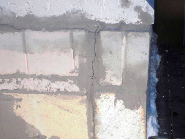 BAU.DE / BAU-Forum: 1. Bild zu Antwort "Grundofen: Bilder der Risse im zweischaligen Aufbau" auf die Frage "Risse im Grundofen: Ursachen, Risiken & Sanierung &ndash; Was tun bei Rissen?" im BAU-Forum "Kamin und Kachelofen"