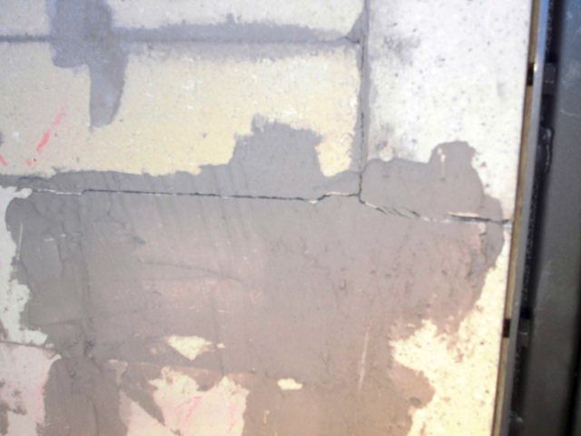 BAU.DE / BAU-Forum: 2. Bild zu Antwort "Grundofen: Bilder der Risse im zweischaligen Aufbau" auf die Frage "Risse im Grundofen: Ursachen, Risiken & Sanierung &ndash; Was tun bei Rissen?" im BAU-Forum "Kamin und Kachelofen"