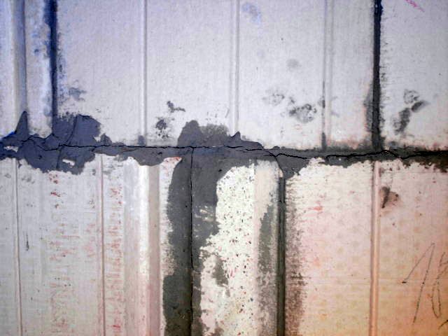 BAU.DE / BAU-Forum: 3. Bild zu Antwort "Grundofen: Bilder der Risse im zweischaligen Aufbau" auf die Frage "Risse im Grundofen: Ursachen, Risiken & Sanierung &ndash; Was tun bei Rissen?" im BAU-Forum "Kamin und Kachelofen"