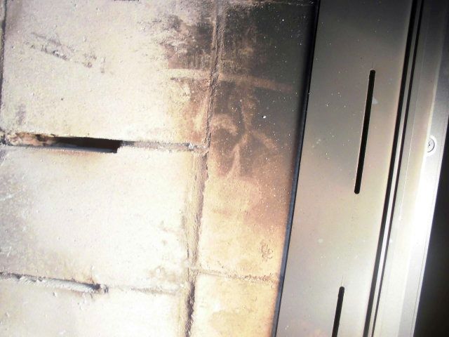 BAU.DE / BAU-Forum: 1. Bild zu Antwort "Grundofen: Best&auml;tigung von Haarrissen &ndash; Stellenweise begrenzt" auf die Frage "Risse im Grundofen: Ursachen, Risiken & Sanierung &ndash; Was tun bei Rissen?" im BAU-Forum "Kamin und Kachelofen"