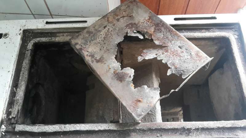 BAU.DE / BAU-Forum: 1. Bild zu Antwort "Foto" auf die Frage "Celus Zusatzherd: Durchrostetes Blech &ndash; Funktion, Reparatur & Sicherheit pr&uuml;fen?" im BAU-Forum "Kamin und Kachelofen"