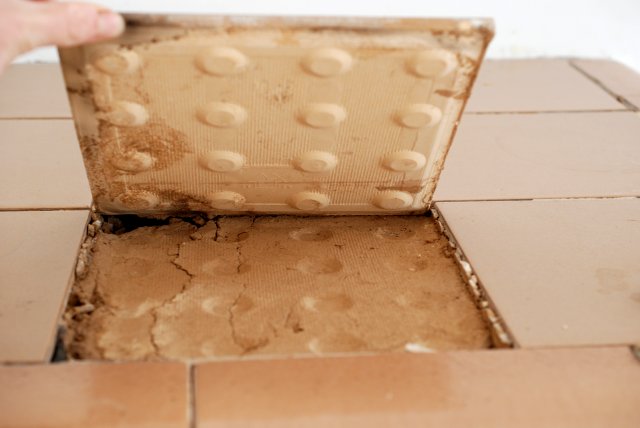 BAU.DE / BAU-Forum: 3. Bild zu Frage "Kachelofen neu verfugen und reinigen: Tipps und Materialien f&uuml;r die Renovierung" im BAU-Forum "Kamin und Kachelofen"