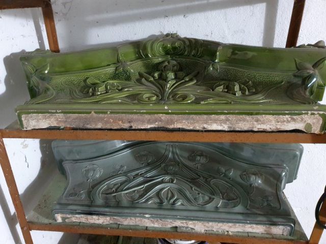 BAU.DE / BAU-Forum: 1. Bild zu Frage "Ben&ouml;tige Hilfe zur Identifizierung eines Kachelofens: Typ und Alter gesucht" im BAU-Forum "Kamin und Kachelofen"