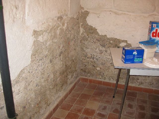 BAU.DE / BAU-Forum: 1. Bild zu Antwort "Bild Keller ohne Putz" auf die Frage "Keller trockenlegen im Altbau: Methodenvergleich, Kosten & Risiken der Sanierung?" im BAU-Forum "Keller"