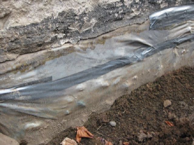 BAU.DE / BAU-Forum: 1. Bild zu Antwort "Bild au&szlig;en mit Folie" auf die Frage "Keller trockenlegen im Altbau: Methodenvergleich, Kosten & Risiken der Sanierung?" im BAU-Forum "Keller"