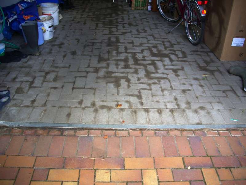 BAU.DE / BAU-Forum: 1. Bild zu Frage "Wasserortung in Garage: Ursachen f&uuml;r Wasserflecken auf Bodenplatte finden (NRW)" im BAU-Forum "Keller"