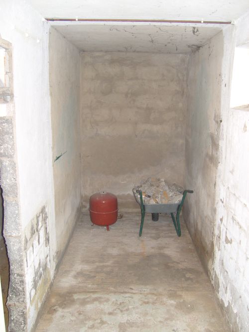 BAU.DE / BAU-Forum: 1. Bild zu Antwort "Kellerboden: Streifenfundament, Ziegelfliesen oder Estrich?" auf die Frage "Dichtschl&auml;mme auf Betonfarbe: Sinnvoll? Anwendung, Risiken & Alternativen f&uuml;r Kellerabdichtung?" im BAU-Forum "Keller"