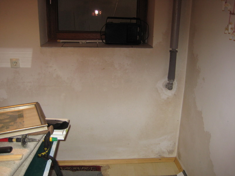 BAU.DE / BAU-Forum: 1. Bild zu Frage "Feuchte Kellerwand an Wasserrohrdurchf&uuml;hrung? Ursachen, Sanierung & Fachmann-Hilfe" im BAU-Forum "Keller"