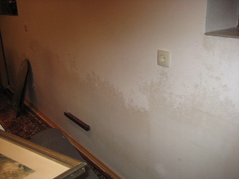 BAU.DE / BAU-Forum: 2. Bild zu Frage "Feuchte Kellerwand an Wasserrohrdurchf&uuml;hrung? Ursachen, Sanierung & Fachmann-Hilfe" im BAU-Forum "Keller"