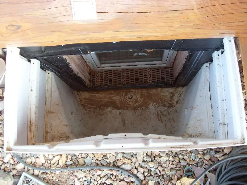 BAU.DE / BAU-Forum: 1. Bild zu Frage "Kellerlichtschacht Verformung: Aussteifungsrahmen notwendig? Ursachen & L&ouml;sungen" im BAU-Forum "Keller"