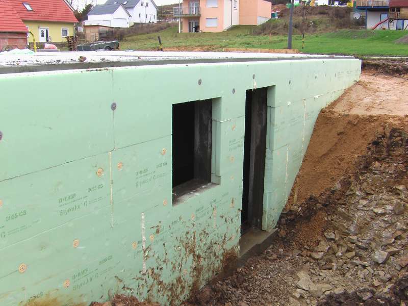 BAU.DE / BAU-Forum: 1. Bild zu Antwort "Fertigbetonkeller: Seitliche Dämmung – Feuchtigkeitsproblematik" auf die Frage "Fertigbetonkeller Außendämmung: Styrodur ohne Noppenbahn ausreichend? Schutz vor Feuchtigkeit?" im BAU-Forum "Keller" BAU.DE / BAU-Forum: 1. Bild zu Antwort "Fertigbetonkeller: Seitliche Dämmung – Feuchtigkeitsproblematik" auf die Frage "Fertigbetonkeller Außendämmung: Styrodur ohne Noppenbahn ausreichend? Schutz vor Feuchtigkeit?" im BAU-Forum "Keller"