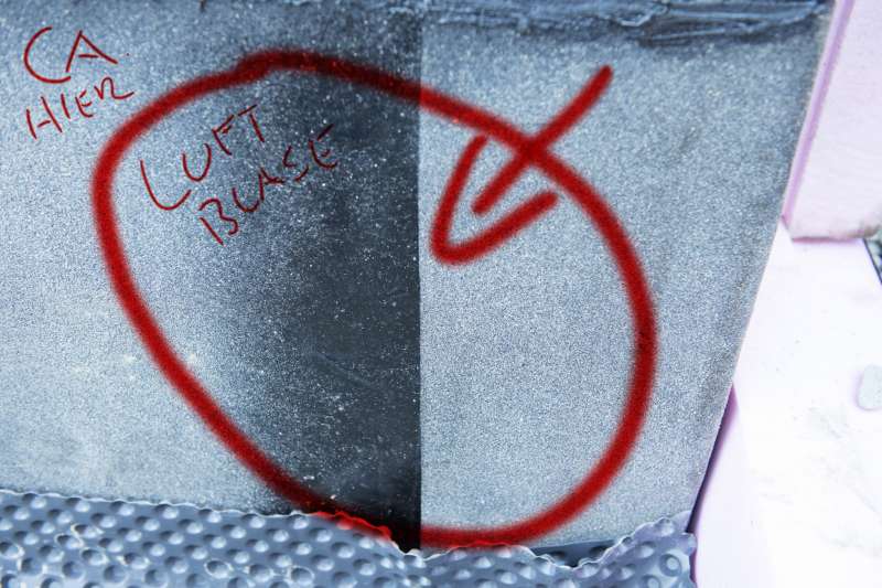 BAU.DE / BAU-Forum: 3. Bild zu Frage "Bitumenbahn l&ouml;st sich zwischen Fundament & Bodenplatte: Ursachen, Risiken & Sanierung?" im BAU-Forum "Keller"