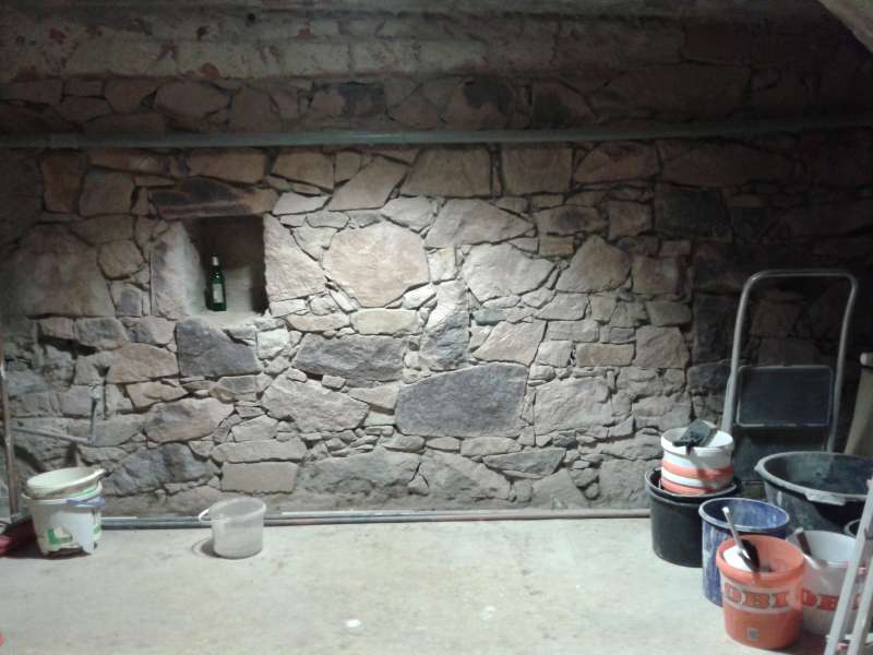 BAU.DE / BAU-Forum: 1. Bild zu Antwort "Sandstrahlen: Porphyrsteinwand Reinigungsergebnis nach 600kg Sand" auf die Frage "Porphyrsteinwand reinigen: Putzreste entfernen &ndash; Werkzeuge, Methoden & Zementschleierentferner?" im BAU-Forum "Keller"