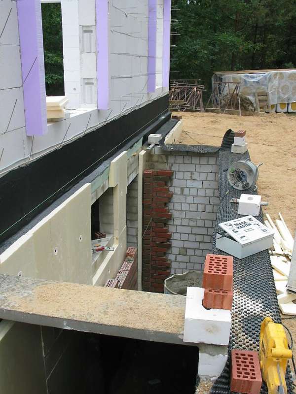 BAU.DE / BAU-Forum: 5. Bild zu Frage "Feuchtigkeit im Keller: Ursachen, Sanierung & Kosten bei feuchten Kellerw&auml;nden?" im BAU-Forum "Keller"