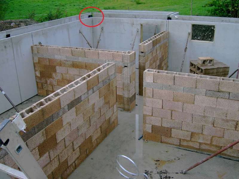 BAU.DE / BAU-Forum: 1. Bild zu Frage "Orangene Wanne im Keller: Garantie, Wassereinbruch & Baum&auml;ngel &ndash; Was tun bei Feuchtigkeit?" im BAU-Forum "Keller"