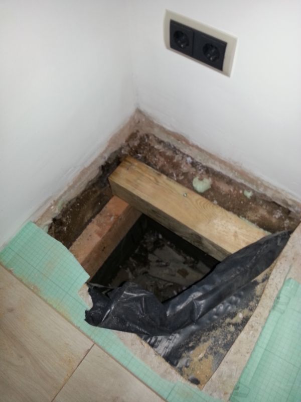 BAU.DE / BAU-Forum: 1. Bild zu Frage "Schimmel nach Fu&szlig;bodensanierung im Altbau: Ursachen, Gefahren & Sanierungskosten?" im BAU-Forum "Keller"