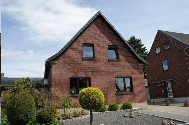 BAU.DE / BAU-Forum: 1. Bild zu Antwort "Kellerfenster abdichten: Bilder, Nachbarschaft & Bitumen-Anstrich" auf die Frage "Wasser im Keller durch Fenster: Lichtsch&auml;chte abdichten? Kosten & Anleitung" im BAU-Forum "Keller"