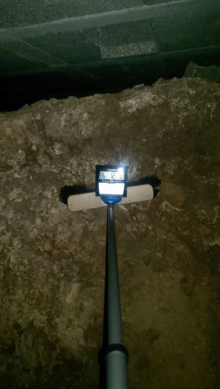 BAU.DE / BAU-Forum: 2. Bild zu Antwort "Kellerraum-Probleme: Schimmel hinter Tapete &ndash; Ursachensuche" auf die Frage "Kellerraum mit Erde bef&uuml;llt: Ursachen, Risiken & Sanierungsm&ouml;glichkeiten?" im BAU-Forum "Keller"