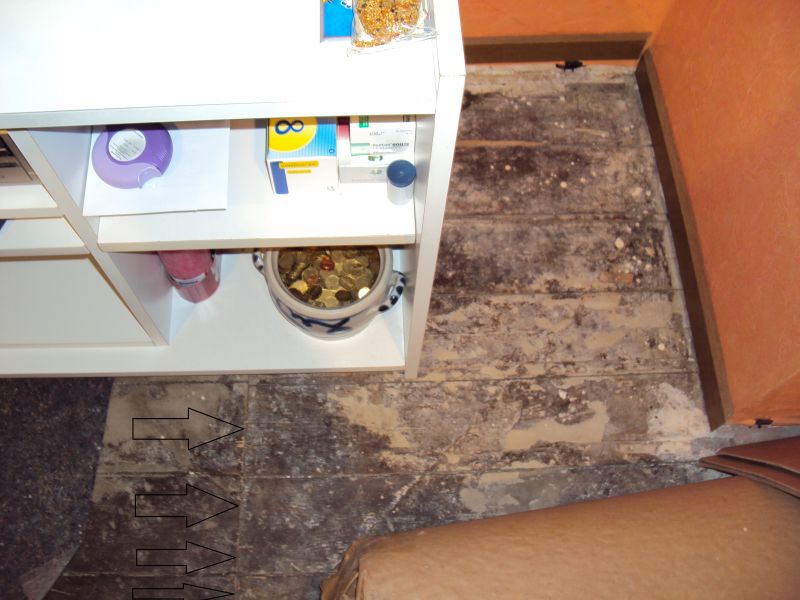 BAU.DE / BAU-Forum: 1. Bild zu Antwort "Dielenboden &ouml;ffnen: Ursachenforschung im Altbau" auf die Frage "W&auml;rmed&auml;mmung mit Glasschotter unter Dielen: Funktioniert das im Altbau? Kosten & Schichtst&auml;rke?" im BAU-Forum "Keller"