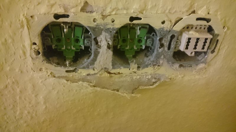 BAU.DE / BAU-Forum: 4. Bild zu Frage "Schimmel hinter Fußleisten im Keller: Ursachen, Gefahren & Sanierungskosten?" im BAU-Forum "Keller" BAU.DE / BAU-Forum: 4. Bild zu Frage "Schimmel hinter Fußleisten im Keller: Ursachen, Gefahren & Sanierungskosten?" im BAU-Forum "Keller"