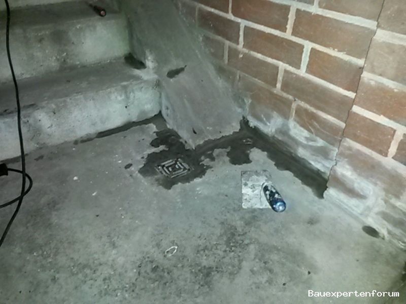 BAU.DE / BAU-Forum: 1. Bild zu Frage "Feuchter Kellerabgang: Ursachen finden & Abdichtung – Kosten, Methoden, Sofortmaßnahmen?" im BAU-Forum "Keller" BAU.DE / BAU-Forum: 1. Bild zu Frage "Feuchter Kellerabgang: Ursachen finden & Abdichtung – Kosten, Methoden, Sofortmaßnahmen?" im BAU-Forum "Keller"