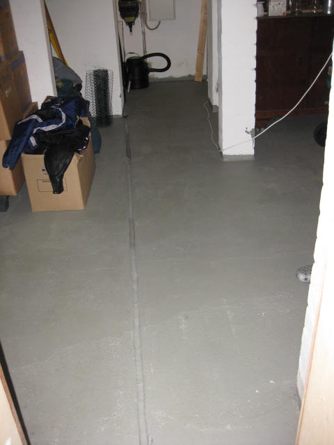 BAU.DE / BAU-Forum: 1. Bild zu Frage "Kellerboden-Rinne: Funktion, Risiken & Notwendigkeit im Altbau erkennen?" im BAU-Forum "Keller"