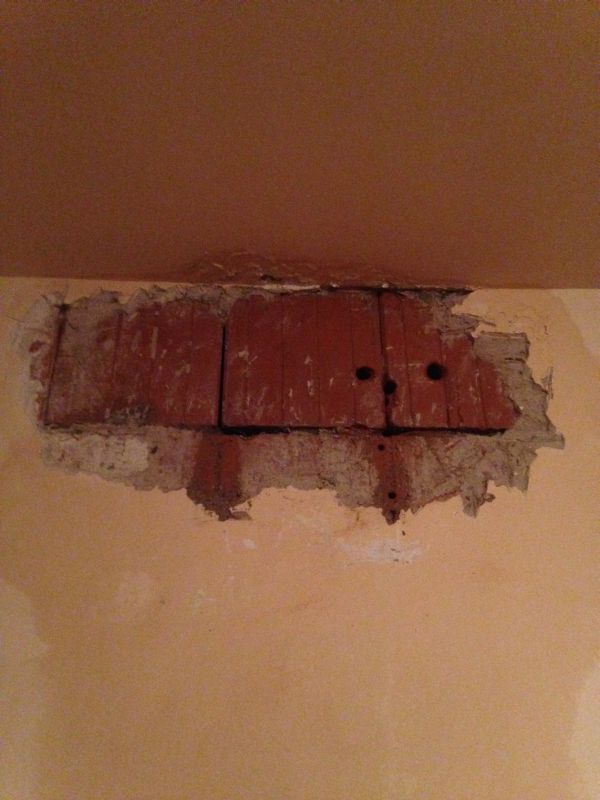 BAU.DE / BAU-Forum: 1. Bild zu Antwort "Nasse Kellerwand: Fotos nach Isolierung zeigen Durchfeuchtung" auf die Frage "Nasse Kellerwand nach Schlagregen: Ursachen, Fensterbank-Check & Sanierungstipps" im BAU-Forum "Keller"