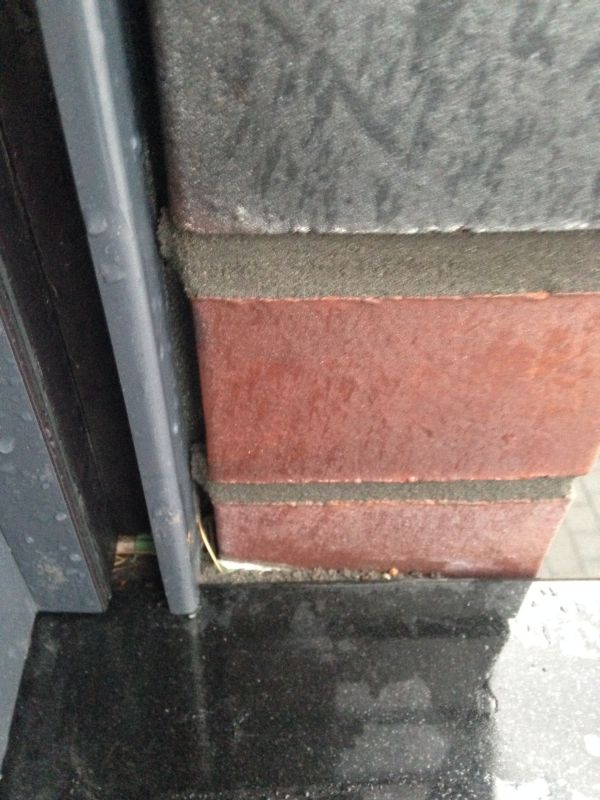 BAU.DE / BAU-Forum: 3. Bild zu Antwort "Kellerwand: Detailfotos der Schadensstelle nach Schlagregen" auf die Frage "Nasse Kellerwand nach Schlagregen: Ursachen, Fensterbank-Check & Sanierungstipps" im BAU-Forum "Keller"