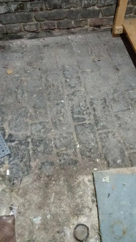 BAU.DE / BAU-Forum: 1. Bild zu Frage "Ziegelboden im Keller ausgleichen: Trockensch&uuml;ttung, Estrich oder Ausgleichsmasse? Kosten & Risiken" im BAU-Forum "Keller"