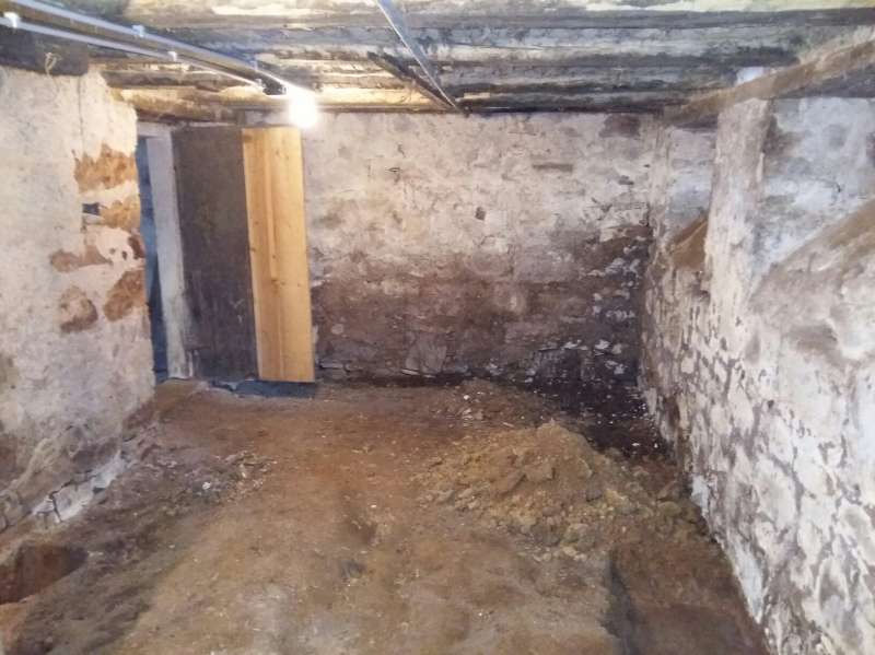 BAU.DE / BAU-Forum: 2. Bild zu Frage "Feuchter Keller im Bauernhaus (1837): Ursachen, Sanierung & Drainage bei Hanglage?" im BAU-Forum "Keller" BAU.DE / BAU-Forum: 2. Bild zu Frage "Feuchter Keller im Bauernhaus (1837): Ursachen, Sanierung & Drainage bei Hanglage?" im BAU-Forum "Keller"