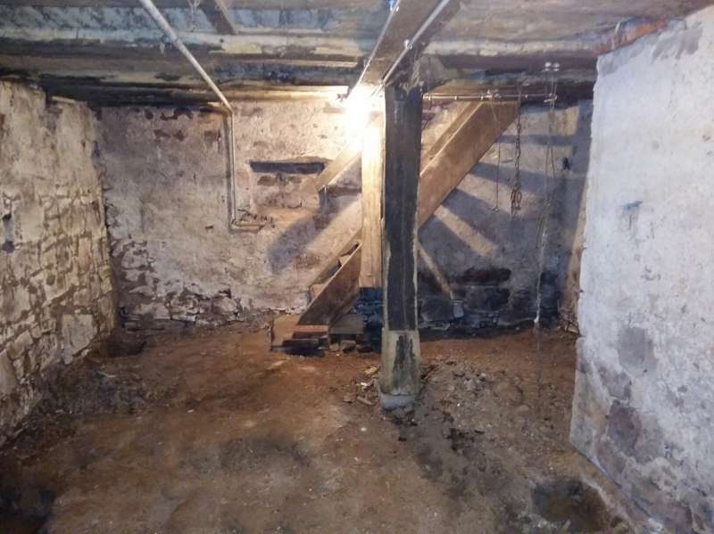 BAU.DE / BAU-Forum: 3. Bild zu Frage "Feuchter Keller im Bauernhaus (1837): Ursachen, Sanierung & Drainage bei Hanglage?" im BAU-Forum "Keller" BAU.DE / BAU-Forum: 3. Bild zu Frage "Feuchter Keller im Bauernhaus (1837): Ursachen, Sanierung & Drainage bei Hanglage?" im BAU-Forum "Keller"