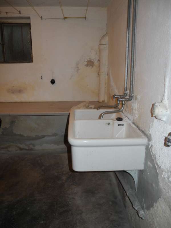 BAU.DE / BAU-Forum: 2. Bild zu Frage "Kellerwand Beurteilung Altbau (1965): Feuchtigkeit, Stampfbeton & Sanierungskosten?" im BAU-Forum "Keller"