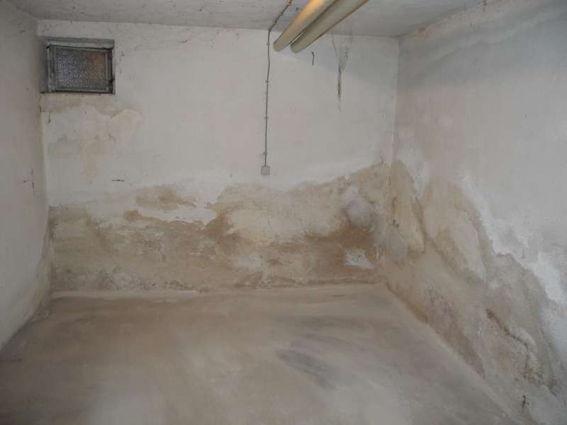 BAU.DE / BAU-Forum: 5. Bild zu Frage "Kellerwand Beurteilung Altbau (1965): Feuchtigkeit, Stampfbeton & Sanierungskosten?" im BAU-Forum "Keller"