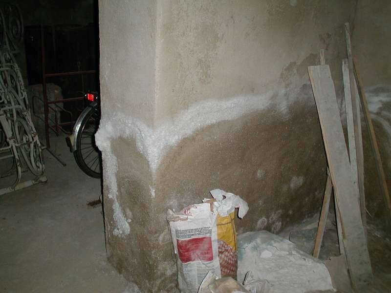 BAU.DE / BAU-Forum: 1. Bild zu Antwort "Feuchter Keller: Tauwasser vs. Wassereintritt &ndash; Ursachenanalyse" auf die Frage "Feuchter Keller im Altbau (1925): Ursachen, Sanierung & Kosten f&uuml;r Drainage?" im BAU-Forum "Keller"