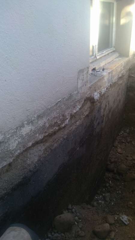 BAU.DE / BAU-Forum: 1. Bild zu Frage "Perimeterd&auml;mmung Altbau: Teer entfernen oder Bitumenschicht sanieren? Vorgehen & Kosten" im BAU-Forum "Keller"