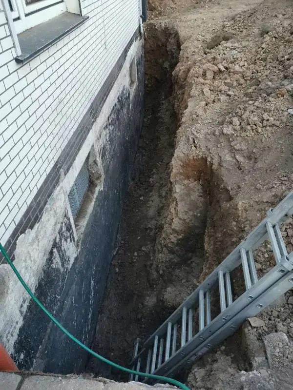 BAU.DE / BAU-Forum: 1. Bild zu Frage "Kellerwand abdichten ohne Bodenplatten&uuml;berstand: Ursachen, Risiken & Sanierung?" im BAU-Forum "Keller"