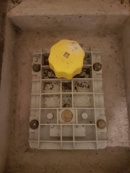 BAU.DE / BAU-Forum: 1. Bild zu Frage "Unbekannte Installation in Bodenplatte: Drainage? Spülschacht? Funktion & Sanierung?" im BAU-Forum "Keller" BAU.DE / BAU-Forum: 1. Bild zu Frage "Unbekannte Installation in Bodenplatte: Drainage? Spülschacht? Funktion & Sanierung?" im BAU-Forum "Keller"