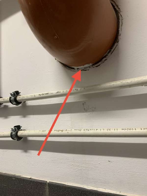 BAU.DE / BAU-Forum: 1. Bild zu Frage "Abwasserrohr undicht an weißer Wanne: Ursachen, Reparatur & Versicherung?" im BAU-Forum "Keller" BAU.DE / BAU-Forum: 1. Bild zu Frage "Abwasserrohr undicht an weißer Wanne: Ursachen, Reparatur & Versicherung?" im BAU-Forum "Keller"