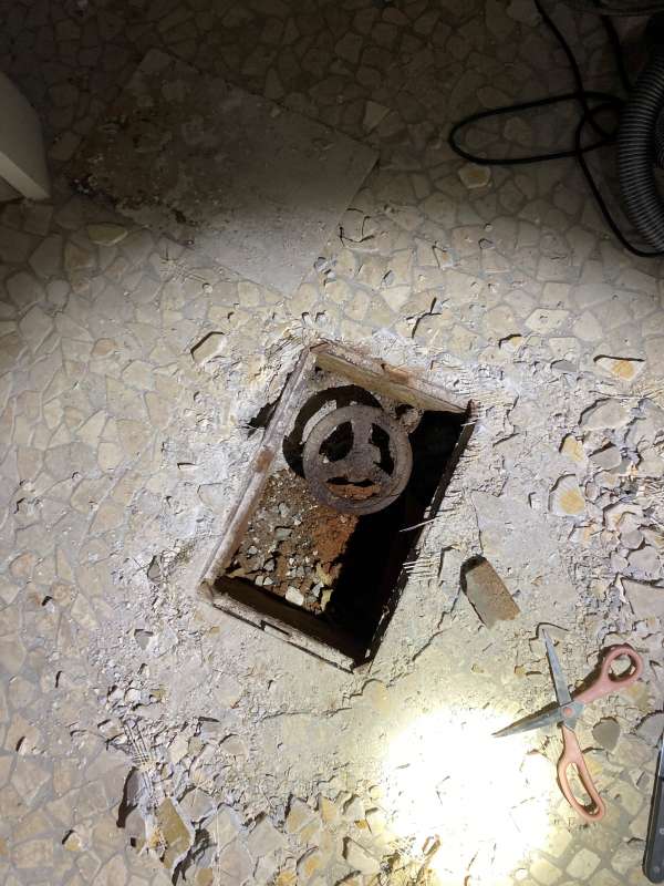 BAU.DE / BAU-Forum: 1. Bild zu Frage "Bodenplatte aufgestemmt f&uuml;r Rohraustausch: Statik gef&auml;hrdet? Kosten & Risiken" im BAU-Forum "Keller"